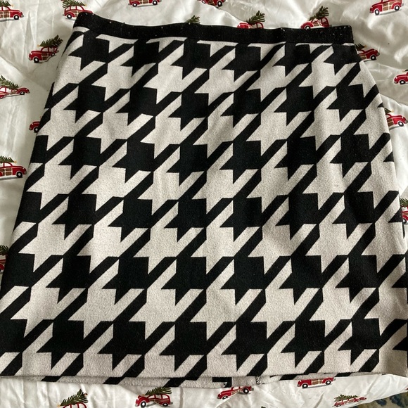 H&M Dresses & Skirts - H&M Houndstooth Skirt